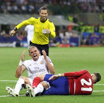 Pepe, jugador del Real Madrid, y Yannick Carrasco, jugador del Atlético de Madrid, se duelen en el suelo durante la final de la Champions League de 2016.