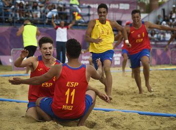 España medalla de oro. Los jugadores españoles celebraron la victoria ante Portugal.