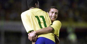Rochemback y Denilson durante un partido con la Selección brasileña en 2001.