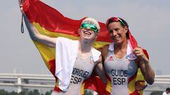 Susana Rodr&iacute;guez  y su gu&iacute;a Sara Loehr, tras ganar el oro.