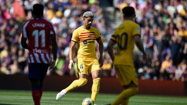 Why are Barcelona wearing yellow against Atlético?