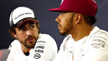 Fernando Alonso y Lewis Hamilton durante una rueda de prensa de la FIA.