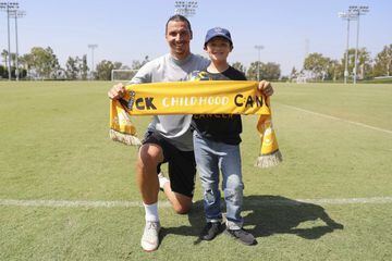 Sal cumplió su sueño al conocer a Zlatan por la campaña Kicks Childhood Cancer.