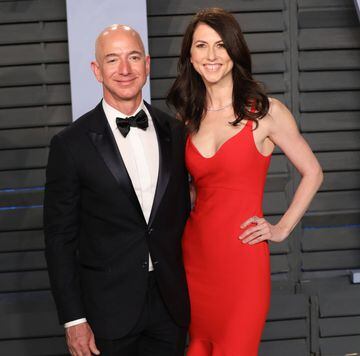 La novelista y esposa de Jeff Bezos, dueño de Amazon, es la celebridad con más dinero en el mundo. Su fortuna está valuada en 44 billones de dólares.