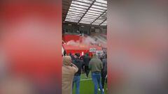 Motín en Old Trafford: hooligans se meten a la cancha para protestar contra el dueño