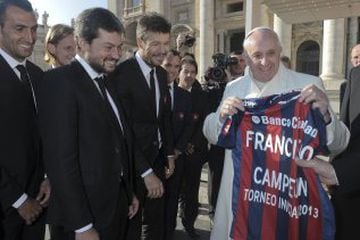 El Papa Francisco con los jugadores del San Lorenzo de Almagro.
