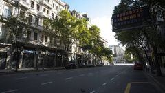 BUENOS AIRES, ARGENTINA - APRIL 02:  General view of the empty Avenida de Mayo as a road sign reads &#039;stay home&#039; during a national quarantine on April 2, 2020 in Buenos Aires, Argentina. Last Sunday President Fernandez announced an extension of the total lock down to stop spread of COVID-19 until April 13. The Coronavirus (COVID-19) pandemic has spread to many countries across the world, claiming over 50,000 lives and infecting hundreds of thousands more. Argentina has informed 37 deaths so far. (Photo by Marcelo Endelli/Getty Images)
