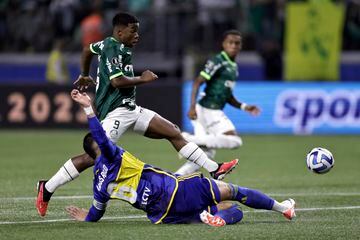 Endrick in action during Palmeiras' clash with Boca.
