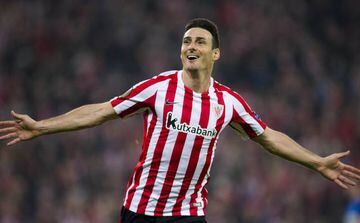 Aritz Aduriz of Athletic Club celebrates after scoring his team's fourth goal during the UEFA Europa League match between Athletic Club and KRC Genk at San Mames Stadium on November 3, 2016 in Bilbao