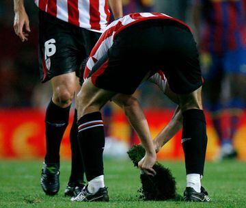 25 de agosto de 2009.
Partido de Supercopa contra el Athletic Club. Un jugador del club vizcaíno coloca un tapete arrancado del terreno de juego.