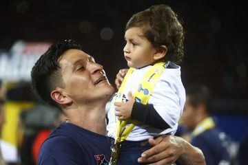 Cano con su hijo Lorenzo en la celebración del título de Copa Águila 2019