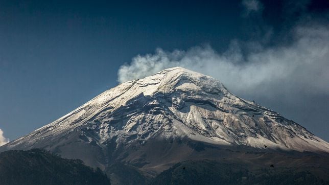 ¿Dónde se encuentra el volcán Popocatépetl y a qué distancia está de Cuernavaca y Tlaxcala? 