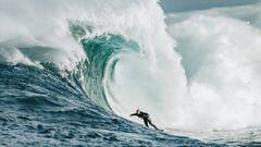 El triple campe&oacute;n del mundo de surf Mick Fanning surfeando una ola gigante en Shipstern Bluff (Tasmania, Australia) durante el Red Bull Cape Fear 2019.