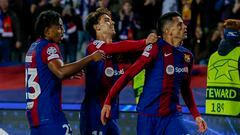 Los jugadores del Barcelona celebrando el gol del empate de Cancelo.
