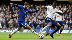 Eden Hazard y D&aacute;vinson S&aacute;nchez en la disputa por la pelota en el juego entre Chelsea y Tottenham por Premier League