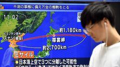JAP01. TOKIO (JAP&Oacute;N), 28/08/2017.- Un peat&oacute;n pasea frente a una pantalla de televisi&oacute;n en una calle que transmite la &uacute;ltima hora del lanzamiento de un misil por parte de Corea del Norte hoy, martes 29 de agosto de 2017, en Tokio (Jap&oacute;n). El misil de hoy, disparado desde las proximidades de la capital norcoreana, es el primero desde 2009 que ha sobrevolado Jap&oacute;n, tras lo que recorri&oacute; un distancia superior a 2.700 kil&oacute;metros y cay&oacute; en el mar a unos 1.180 kil&oacute;metros del cabo de Erimo, en el extremo nororiental del archipi&eacute;lago japon&eacute;s. Las misiones para la ONU de EE.UU., Corea del Sur y Jap&oacute;n pidieron hoy una reuni&oacute;n urgente del Consejo de Seguridad en respuesta al nuevo lanzamiento de un misil norcoreano que sobrevol&oacute; territorio japon&eacute;s antes de caer en el Pac&iacute;fico. EFE/FRANCK ROBICHON