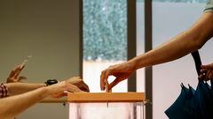 Una persona mete su voto en una urna vota en el Centro de Formación Rodrigo Giorgeta, a 28 de mayo de 2023, en Valencia, Comunidad de Valencia (España). Hoy, 28M, se celebran en España elecciones municipales en un total de 8.131 ayuntamientos, elecciones autonómicas en 12 comunidades autónomas y en las ciudades autónomas de Ceuta y Melilla. En las elecciones municipales podrán votar 35.414.655 electores y en las autonómicas que se celebran podrán hacerlo 18.382.505 electores.
28 MAYO 2023;VALENCIA;VOTACIONES;28M;ELECCIONES MUNICIPALES Y AUTONÓMICAS
Rober Solsona / Europa Press
28/05/2023