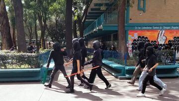 Jóvenes encapuchados toman la Prepa 8 de la UNAM: quiénes han sido y por qué lo han hecho