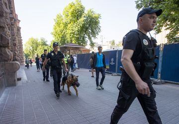 La seguridad también ha estado presente en la llegada de la Champions a Kiev.