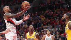 Damian Lillard lanza ante la mirada de LeBron James durante un Portland Trail Blazers-Los Angeles Lakers de 2019.