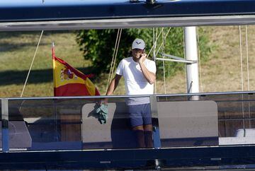 Rafael Nadal en el barco hablando por teléfono.