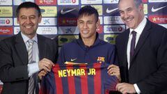 Neymar, junto a Bartomeu y Zubizarreta.