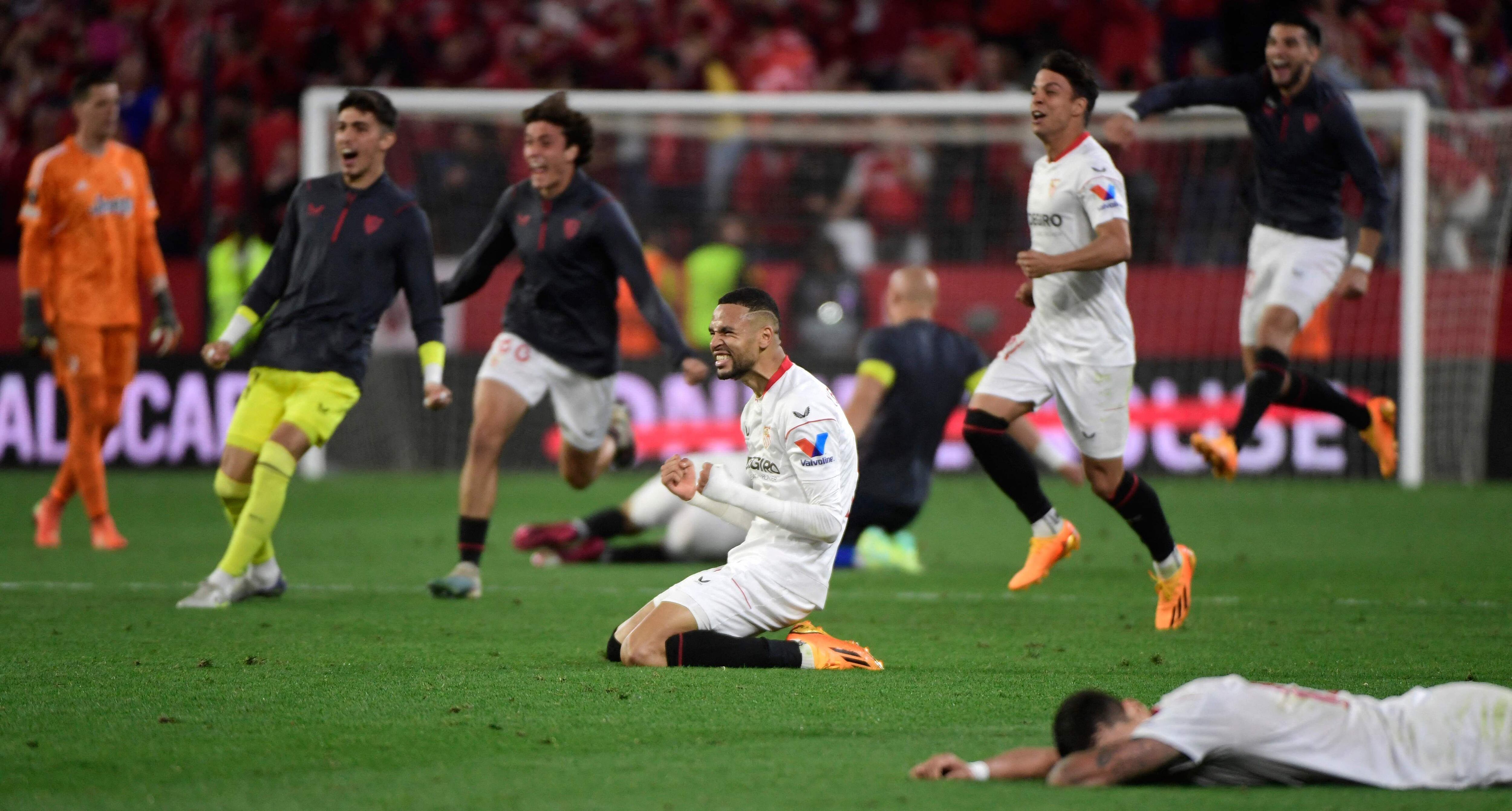 Sevilla's Moroccan forward Youssef En-Nesyri (C) and teammates celebrate their qualification for the final after winning the UEFA Europa League semi-final second leg football match between Sevilla FC and Juventus at the Ramon Sanchez Pizjuan stadium in Seville on May 18, 2023. Erik Lamela propelled Europa League kings Sevilla into the final once again with a 2-1 victory over Juventus today, sealing a 3-2 aggregate triumph in a gripping clash. (Photo by CRISTINA QUICLER / AFP)