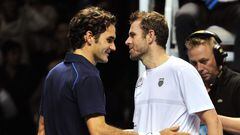 Los tenistas Roger Federer y Mardy Fish se saludan tras su partido en las ATP Finals de 2011.
