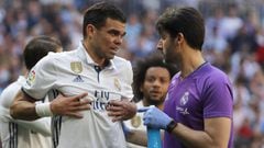El defensa portugu&eacute;s del Real Madrid Pepe recibe asistencia m&eacute;dica tras lesionarse ante el Atl&eacute;tico de Madrid en el estadio Santiago Bernab&eacute;u.