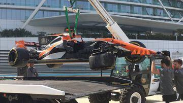 El McLaren de Alonso tras su accidente en el test de Abu Dhabi.