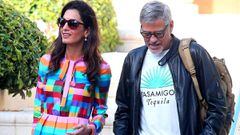 Amal y George Clooney, con una camiseta de su tequila Casamigos