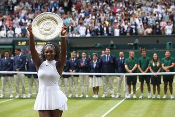 Serena Williams levanta el trofeo de campeona de Wimbledon.