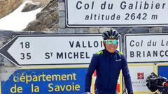 Nairo Quintana posa en la cima del Galibier durante el reconocimiento que hizo de las etapas alpinas del Tour de Francia 2017.