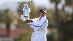 La golfista tailandesa Patty Tavatanakit posa con el trofeo de campeona del ANA Inspiration en el Dinah Shore de Mission Hills Country Club en Rancho Mirage, California.
