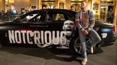 Conor McGregor posa con el Rolls-Royce que le han prestado.