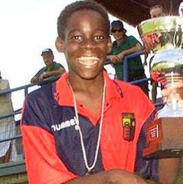 Desde muy pequeño Mario destacó por su capacidad goleadora. Uno de sus primeros equipos a nivel juvenil fue el FC Lumezzane. 