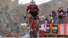 Bauke Mollema llega a la meta del Lago Serr&ugrave;, en Ceresone Reale, en la 13&ordf; etapa del Giro de Italia.