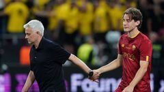 El entrenador de la Roma, José Mourinho, consolando al joven jugador Edoardo Bove el cual se encontrada abatido tras el encuentro.