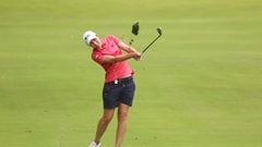 La golfista española Carlota Ciganda golpea una bola durante un torneo.