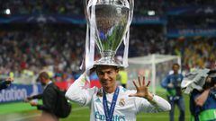 Soccer Football - Champions League Final - Real Madrid v Liverpool - NSC Olympic Stadium, Kiev, Ukraine - May 26, 2018   Real Madrid&#039;s Cristiano Ronaldo gestures as he celebrates winning the Champions League with the trophy   REUTERS/Hannah McKay