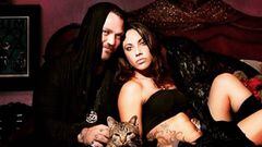 Bam Margera, su gato y su mujer, Nikki, en uno de sus aniversarios, posando para Instagram.