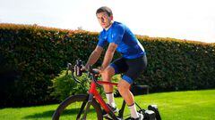 Mikel Oyarzabal se recupera entrenando en bicicleta.