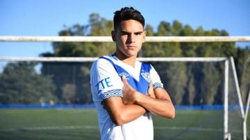Con 18 años, el volante juega en la reserva de Vélez Sarsfield y espera su oportunidad de llegar al primer equipo. A fines de 2020 declaró no cerrarse a jugar por Chile, mencionando su interés por Matías Fernández.
