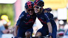Los ciclistas Richard Carapaz y Michal Kwiatkowski celebran la victoria del segundo en una etapa del Tour de Francia 2020.