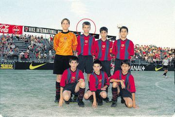 En la foto, Piqué en el Torneo Alevín de Fútbol 7 en Brunete junto a Cesc Fàbregas. El catalán se formó en todas las categorías inferiores del FC Barcelona. 
 