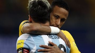 Neymar abraza a Messi tras un partido de Brasil contra Argentina en 2016 en Belo Horizonte.