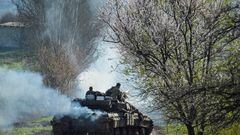 Ukrainian service members ride a tank, as Russia's attack on Ukraine continues, near the front line city of Bakhmut, Ukraine April 10, 2023. REUTERS/Oleksandr Klymenko
