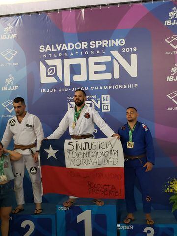 Luego de ganar el primer lugar en el Open de Salvador (Brasil), el deportista de jiu jitsu sacó esta emotiva bandera: “Sin justicia y dignidad, no hay normalidad. No a la impunidad”.