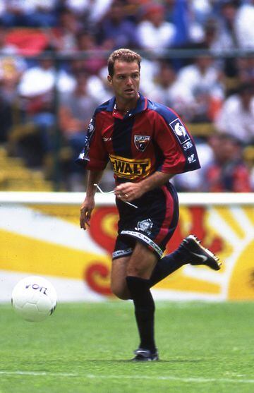 El canterano de Pumas se fue como campeón goleador y de Liga MX en 1991. Lució en el Atlético de Madrid, pero no como se esperaba en la Real Sociedad. En 1994 volvió a México pero con América, equipo con el que anotó 40 goles en 78 partidos. Retomó su título de campeón goleador en el Invierno 97, ya como delantero del Atlante.