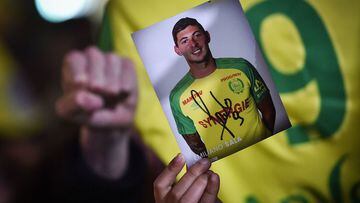FC Nantes football club supporters gather in Nantes after it was announced that the plane Argentinian forward Emiliano Sala was flying on vanished during a flight from Nantes in western France to Cardiff in Wales, on January 22, 2019. - The 28-year-old Ar